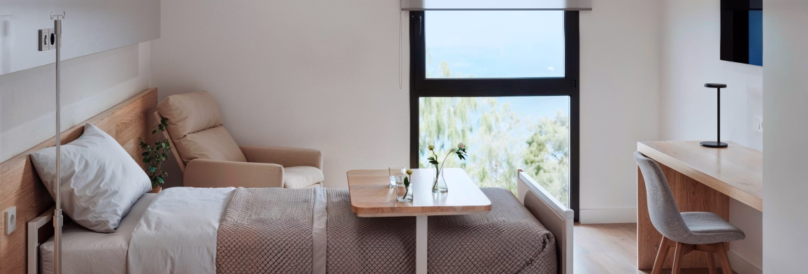 Very spacious room with a bed and a chair in CREAR ABRIGHO